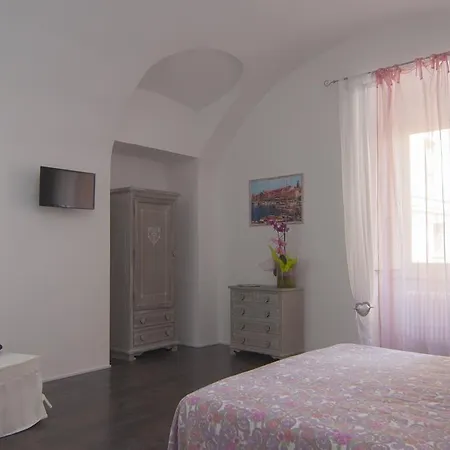 Tres Chic 4*