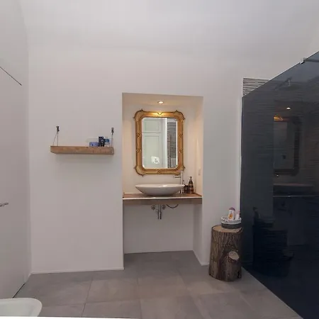 Tres Chic Bed and Breakfast 4*