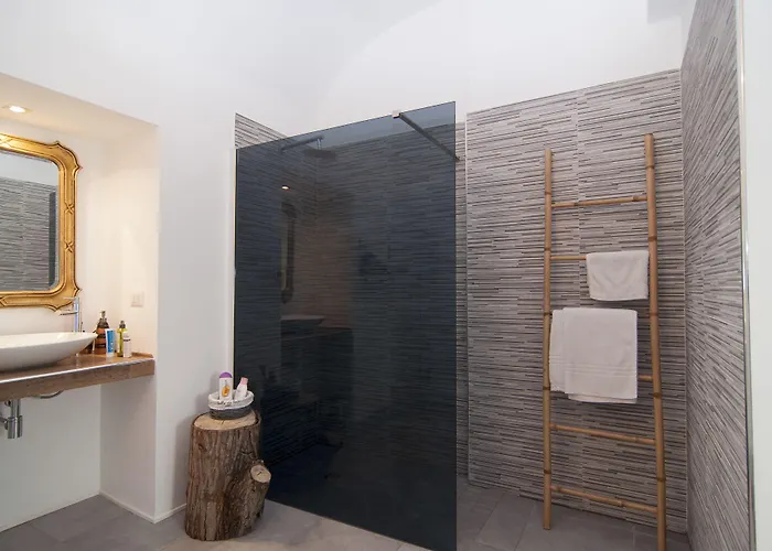 Tres Chic Bed & Breakfast 3*