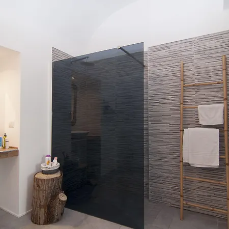 Tres Chic Bed & Breakfast 3*